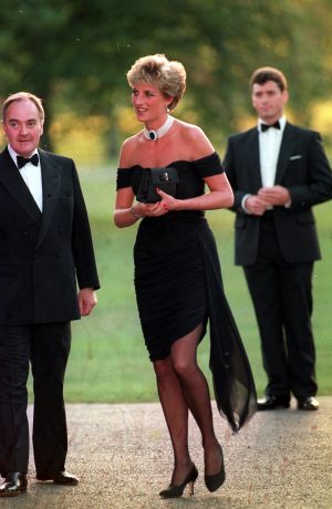Thumbnail voor De legendarische 'wraakjurk' van prinses Diana wordt geveild (en zóveel is 'ie waard)