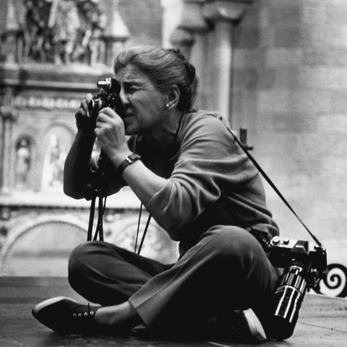 Eve Arnold on the set of Becket, with a camera. Een van de fototentoonstellingen door vrouwen die we tippen.