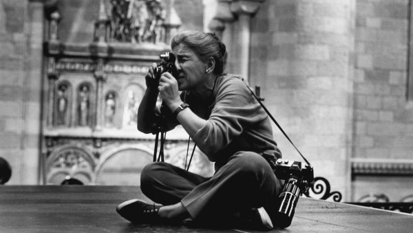 Eve Arnold on the set of Becket, with a camera. Een van de fototentoonstellingen door vrouwen die we tippen.