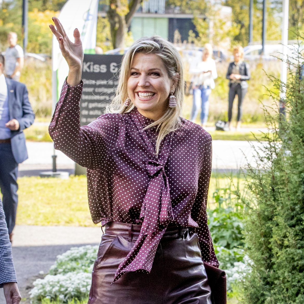 Koningin Máxima met een strikblouse aan