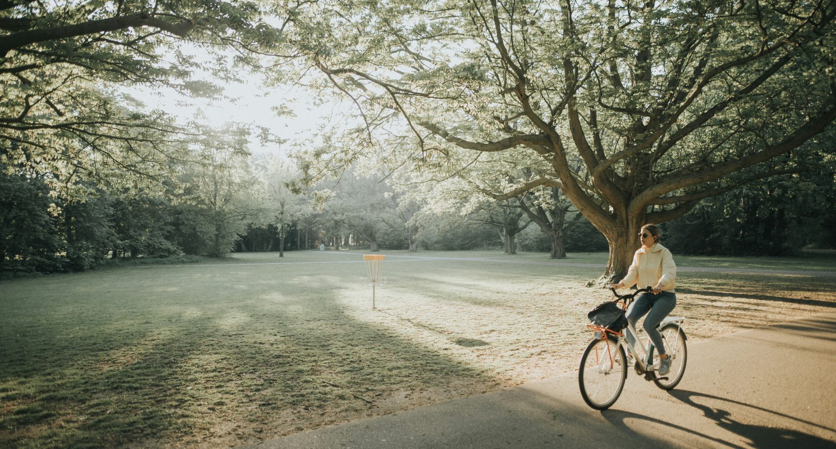 Vrouw fietsend door het zonnige park