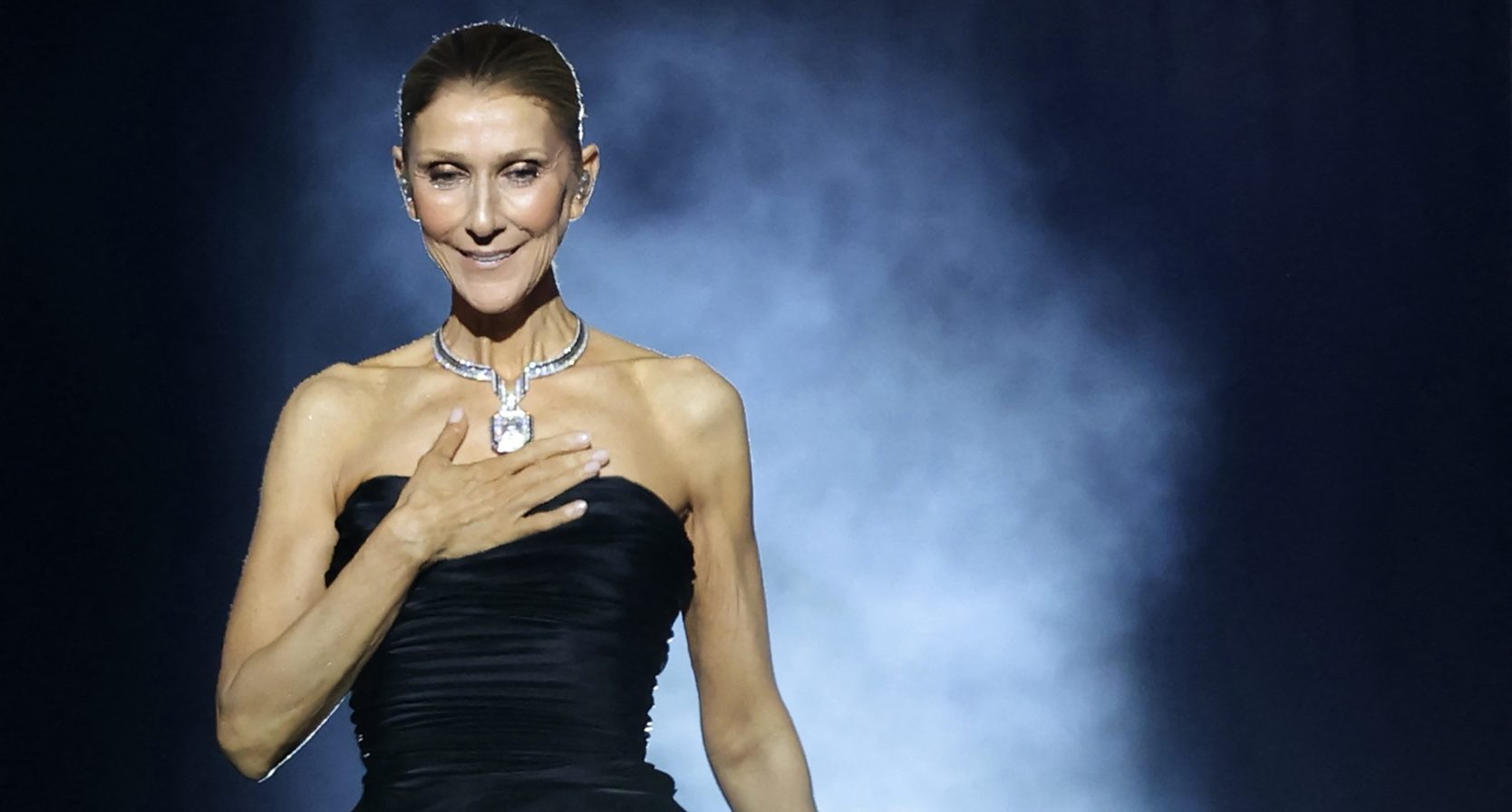 Celine Dion met het bijzondere sieraad