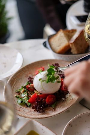 Thumbnail voor Welke burrata uit de supermarkt is het lekkerst? Snackspert proeft erop los en heeft een duidelijke winnaar