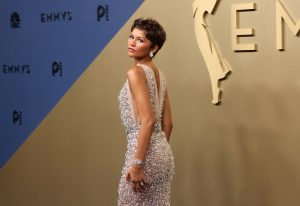 Thumbnail voor Veren, glitters en veel kleur: de meest opvallende outfits tijdens de Emmy Awards 2026