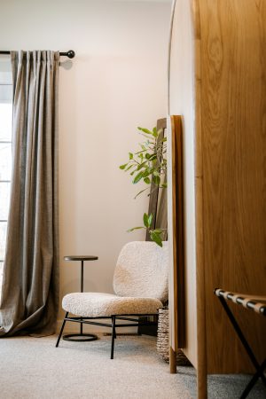 Thumbnail voor Gespot bij Action: deze bouclé fauteuil geeft een wel héél knappe draai aan je interieur