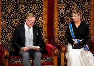 Thumbnail voor Koning Willem-Alexander leest 'm voor, maar wie schrijft de troonrede eigenlijk?