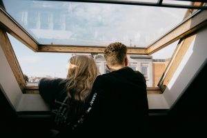 Thumbnail voor Olivia (56) en haar vriend 'latten onder één dak': 'We hebben allebei onze eigen verdieping'