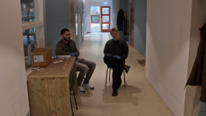 Thumbnail voor Nicolaas Veul begint in '100 dagen gehandicaptenzorg' aan misschien wel zijn zwaarste stage ooit: 'Mijn hoofd zegt: weg'