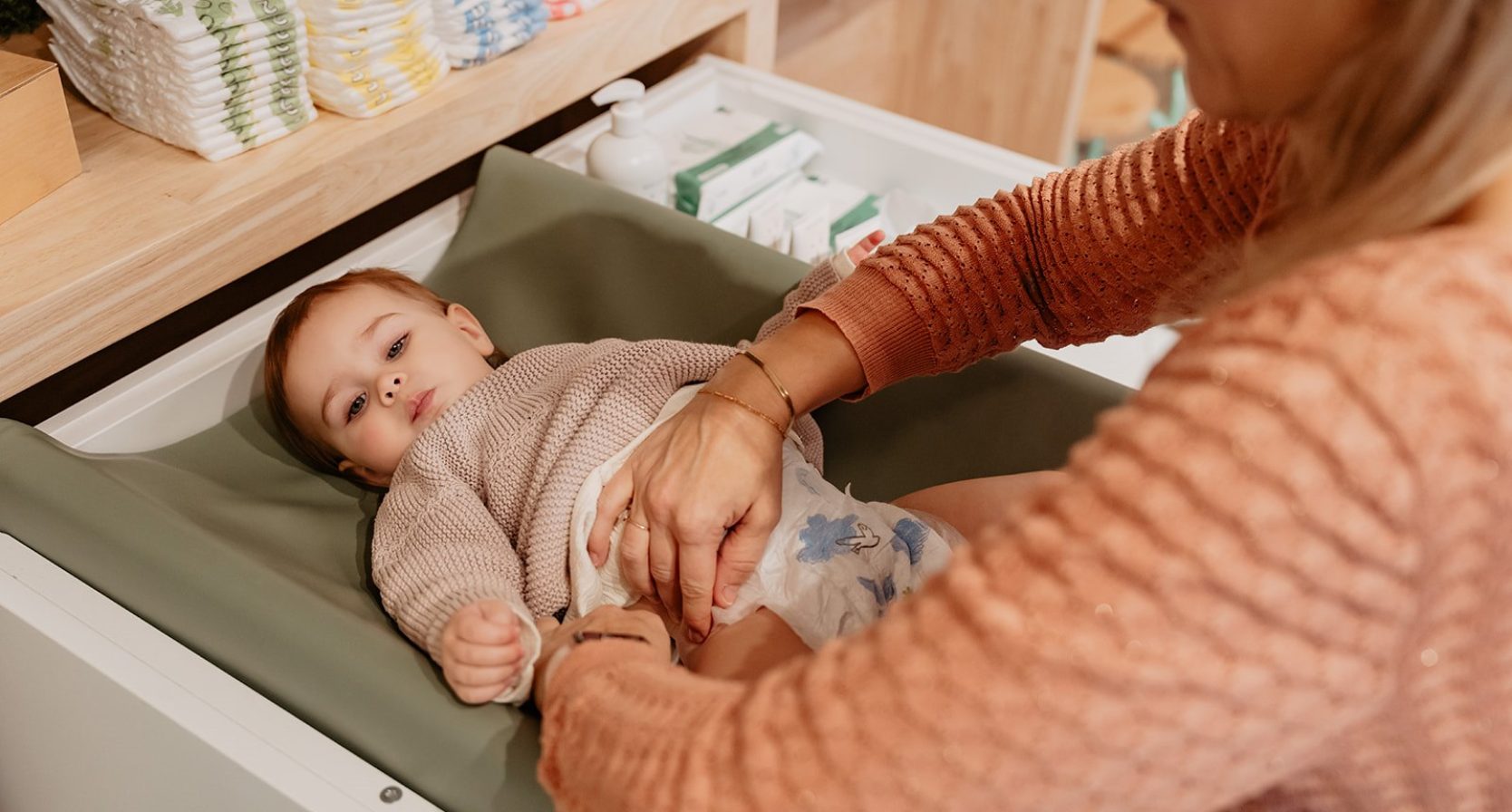Baby wordt verschoond door moeder.