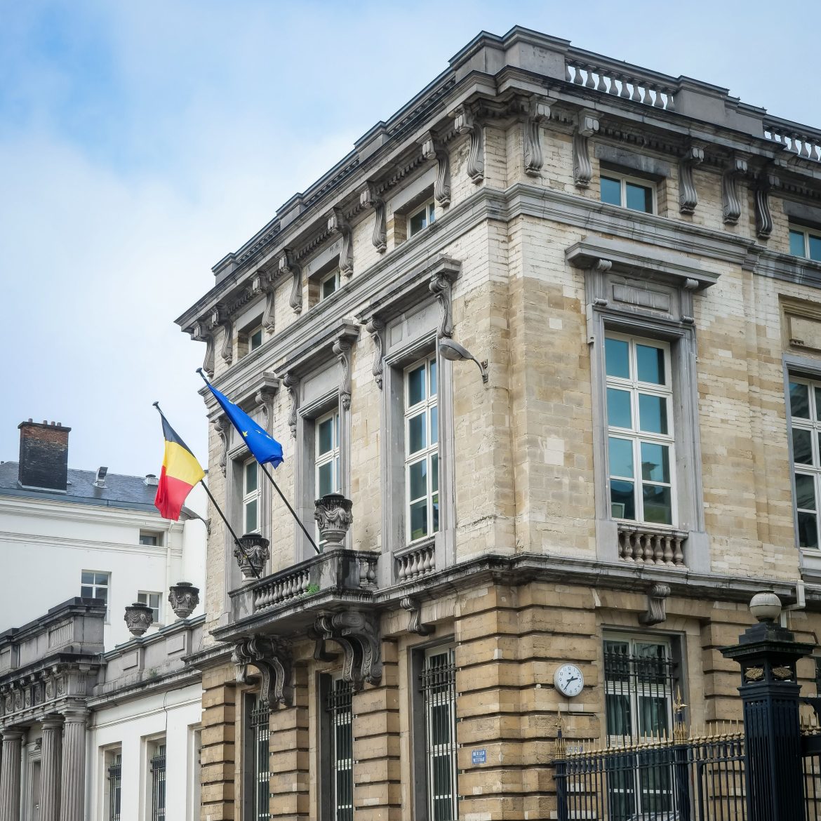 Vlaamse politicus zat hele nacht opgesloten op het toilet van Vlaams parlement