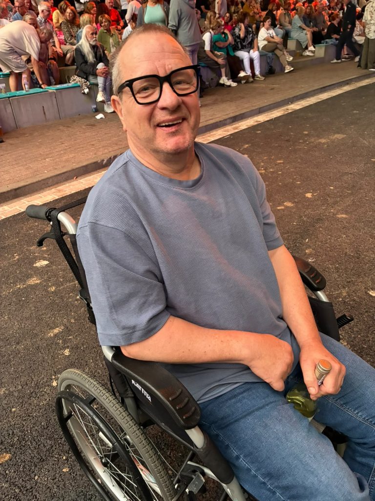 Lou tijdens een concert. Privebeeld