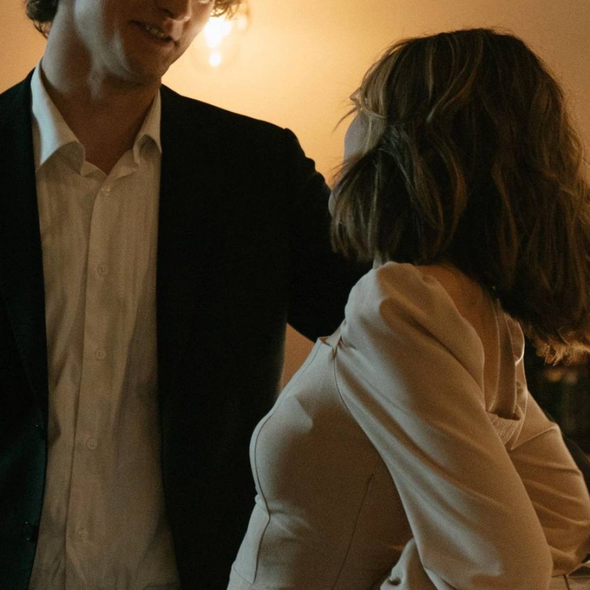 Flirten met anderen of op een datingapp zitten: is micro-cheating vreemdgaan?