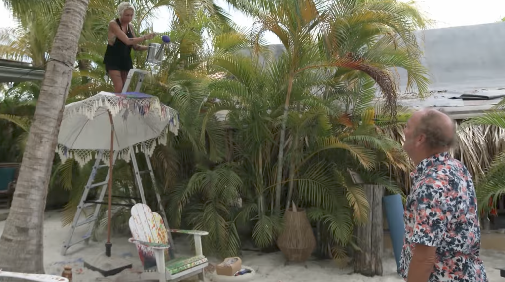 Sabina verft de stoel van Fred
