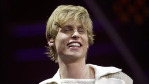 Thumbnail voor Joël werd na deelname aan eerste 'Idols' met vader uitgejoeld op straat: ‘Je staat landelijk voor lul’