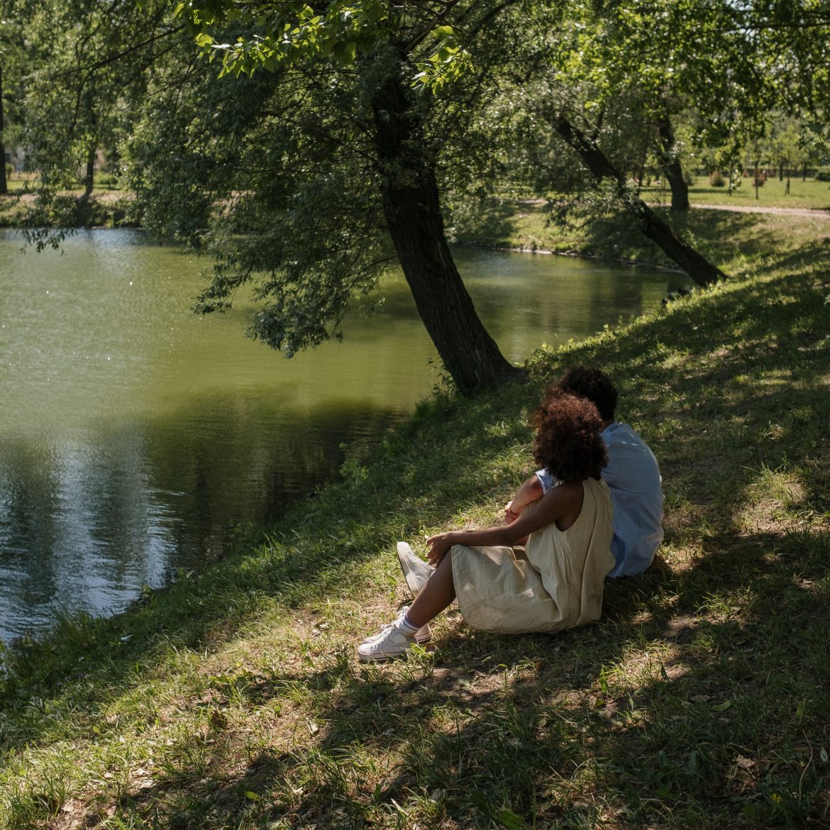 Twee mensen in een zonnig park