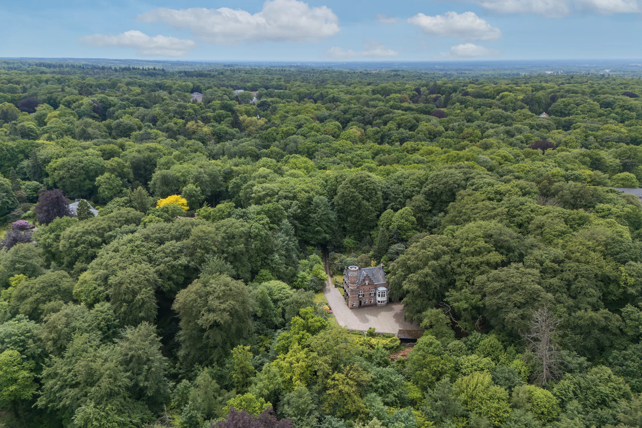 Shot vanuit een drone. Woning is te zien in de omgeving