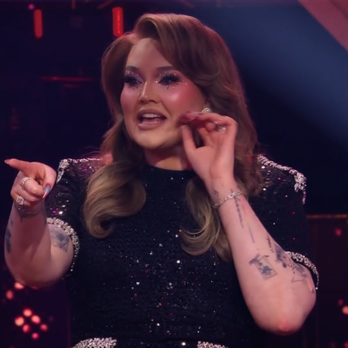 Nikkie de Jager herkent Roxeanne Hazes niet als Mystery Queen in 'Make Up Your Mind'