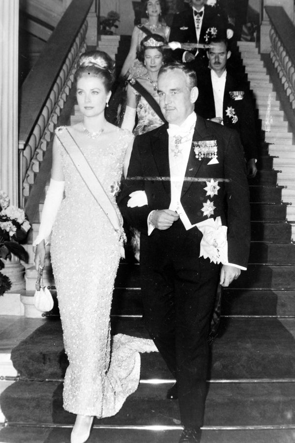 De kleindochter van Grace Kelly Alexandra van Hannover draagt haar jurk