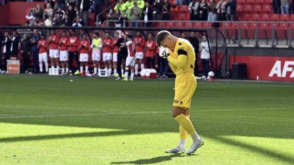 Ronald Koeman jr. geëmotioneerd na eerbetoon aan moeder Bartina in AFAS Stadion