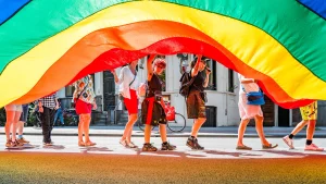 Thumbnail voor Acceptatie van homoseksualiteit onder jongeren keldert: 'Enorm zorgwekkend'