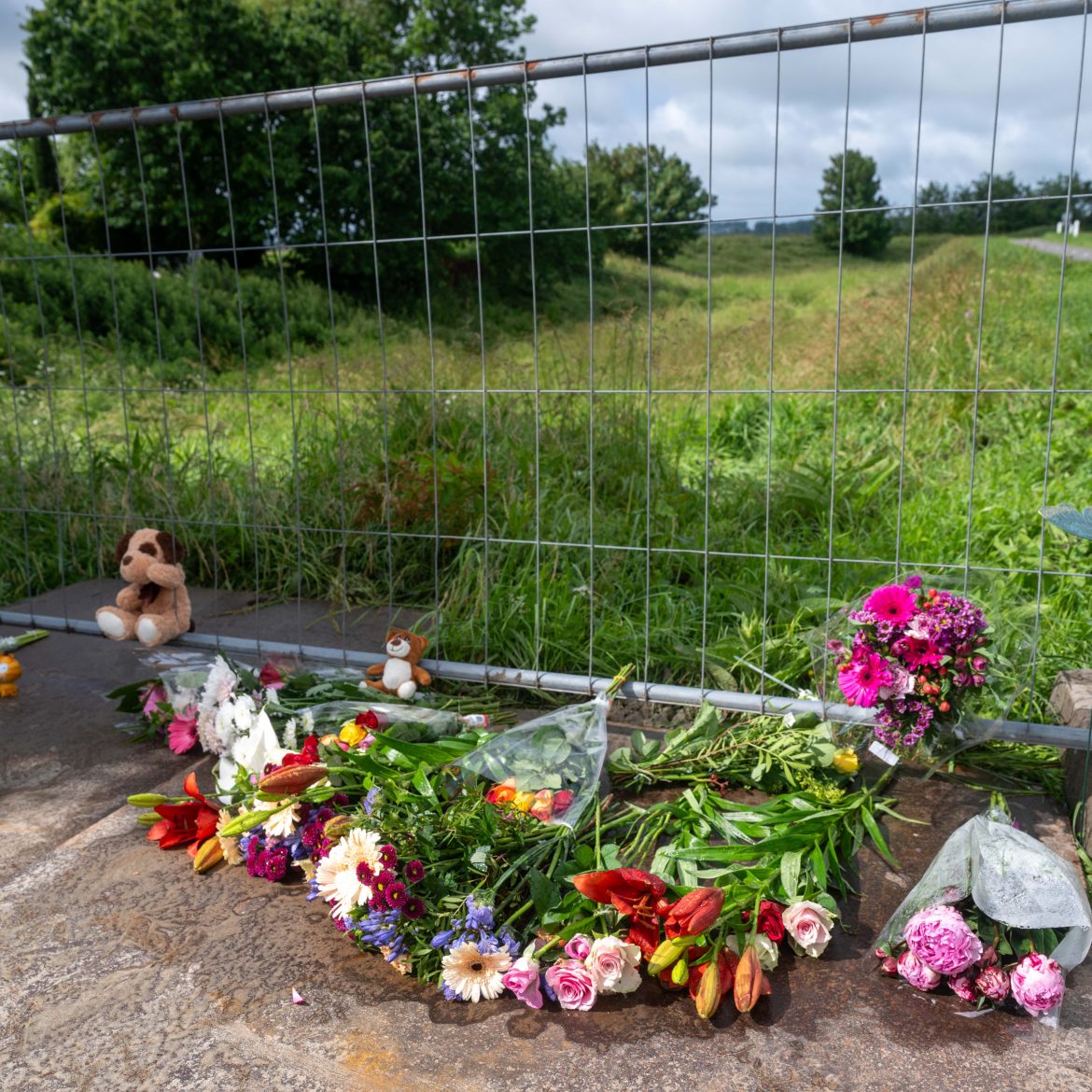 Bloemen op plek van ongeluk omgekomen kinderen in Zeeland