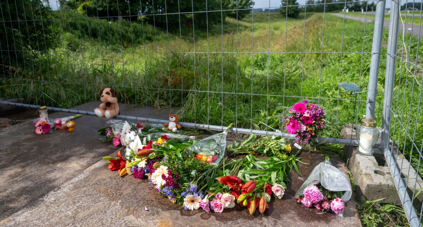 Bloemen op plek van ongeluk omgekomen kinderen in Zeeland