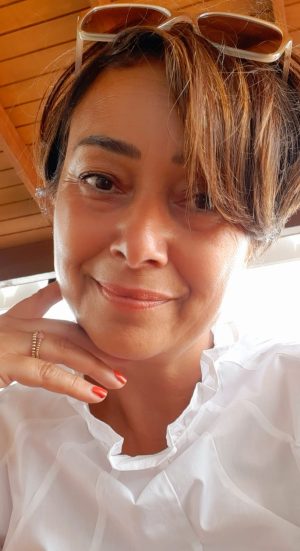 Thumbnail voor Nathalie kreeg op haar 18e schokkend nieuws: 'De man die mij had opgevoed bleek niet mijn biologische vader'