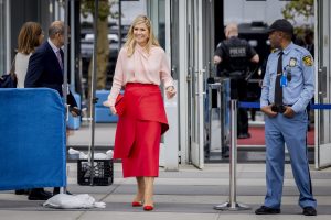 Thumbnail voor Máxima gaat voor colour blocking in New York (en die stylingtruc pas je heel makkelijk zelf toe)