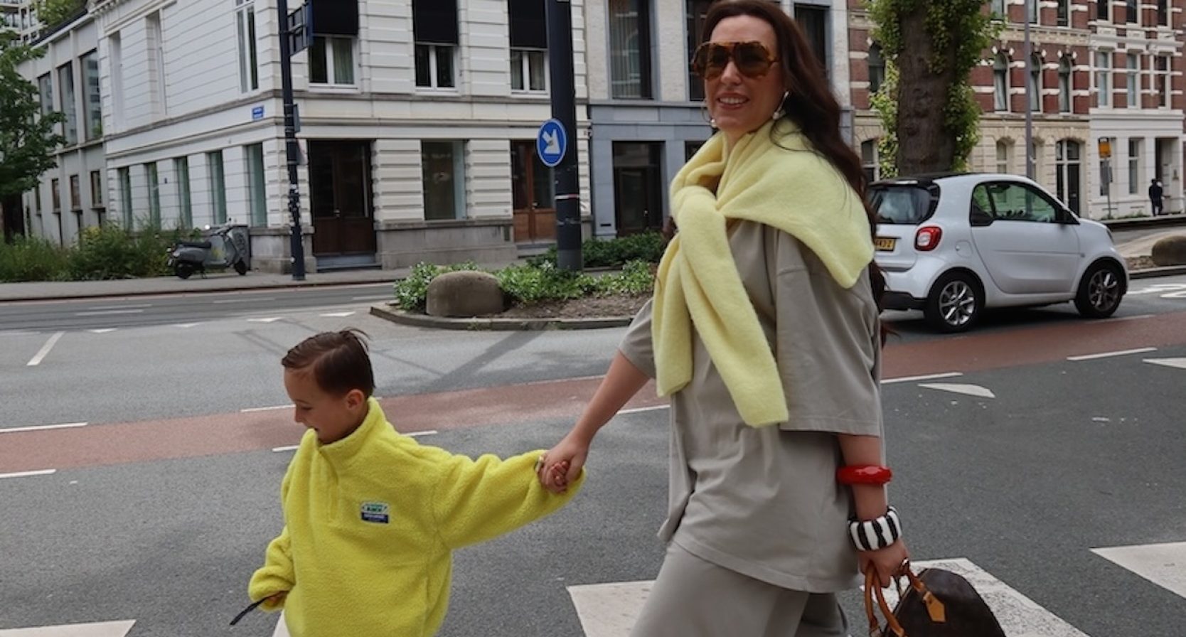 In het huis van Milou Pasman is het motto 'More is more': 'Beige speelgoed zou bij ons denk ik de benen nemen'