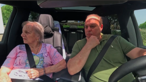 Thumbnail voor Frans Bauer deelt verdriet om dementerende moeder Wies: 'Je neemt elke dag een beetje meer afscheid'