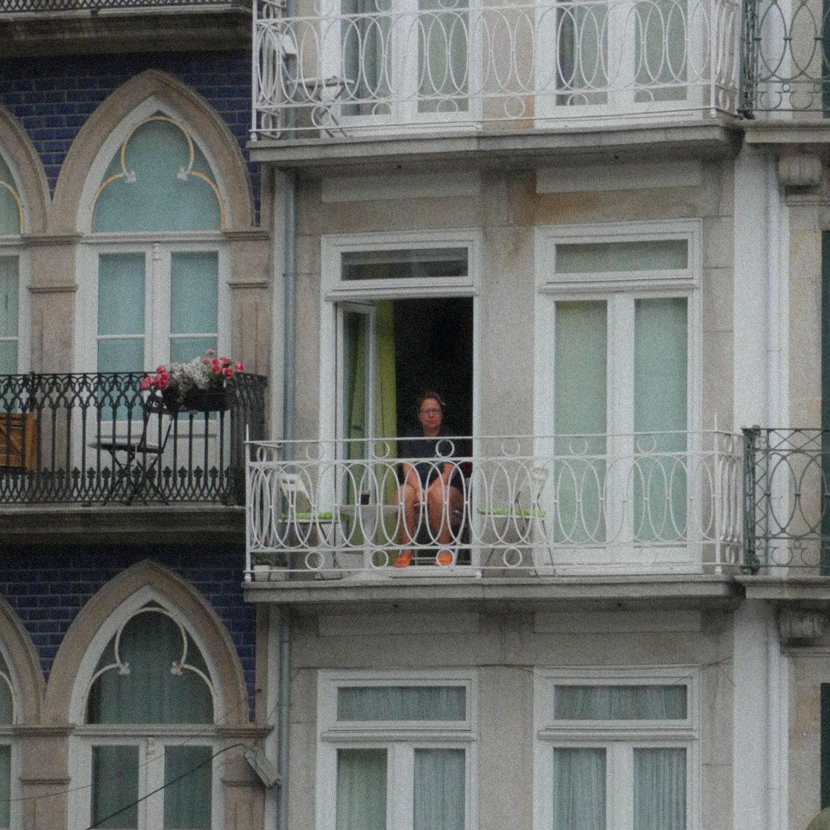Overbuurvrouw blijft klagen over dozen op het balkon van Francoise