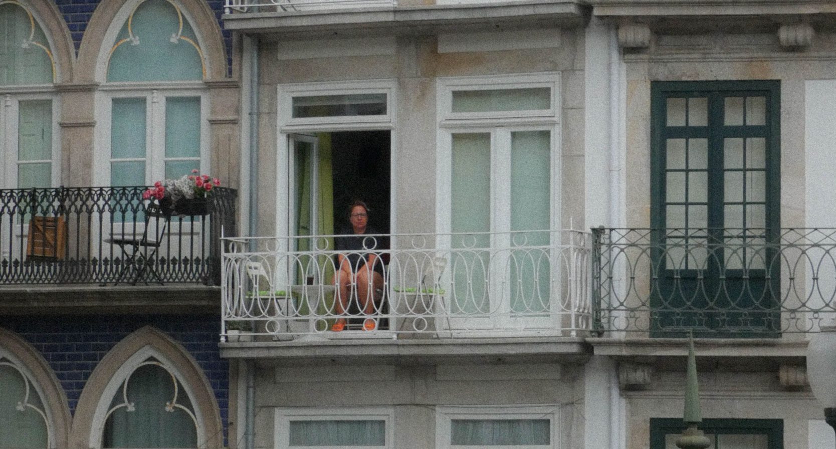Overbuurvrouw blijft klagen over dozen op het balkon van Francoise