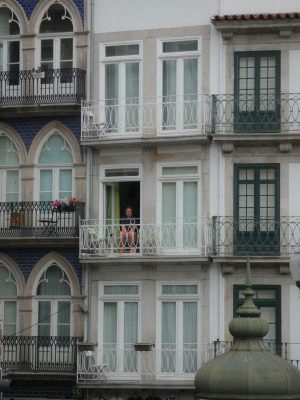 Thumbnail voor Françoises overbuurvrouw klaagt over dozen op het balkon: 'Ik bepaal zelf wat daar staat'