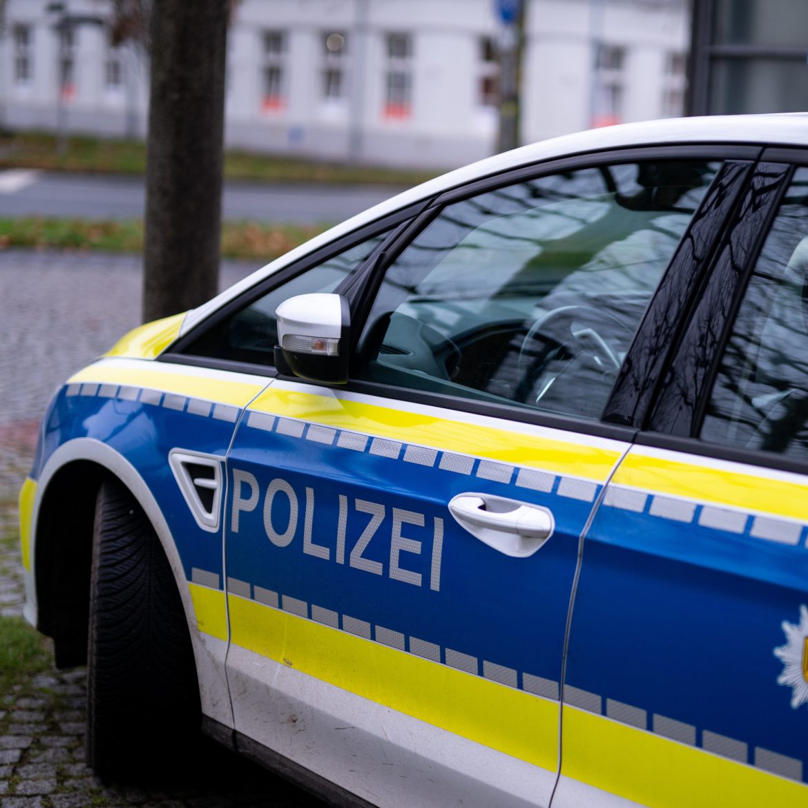 Duitse man (84) rijdt per ongeluk zijn eigen vrouw dood bij inparkeren