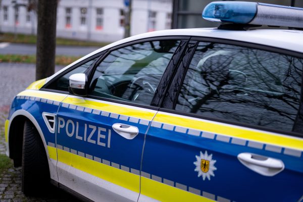 Duitse man (84) rijdt per ongeluk zijn eigen vrouw dood bij inparkeren