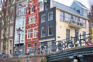 Thumbnail voor Lekker, zo'n TikTok-rij: woningwaarde rond Amsterdamse viral friettent keldert met duizenden euro's