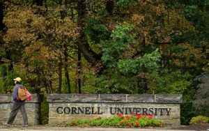 Thumbnail voor Vrouw urenlang verkracht door 7 Cornell-studenten, onderzoek heropend