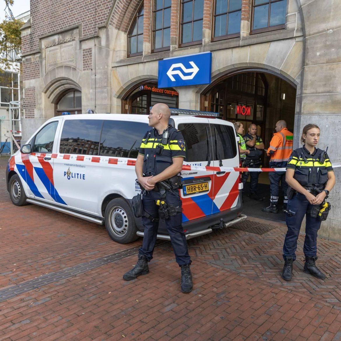 Vijf aanhoudingen na aantreffen onbeheerde bagage op stations