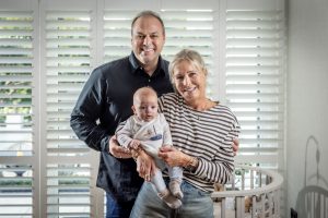 Thumbnail voor Trotse opa Frans Bauer deelt nieuwe foto met kleinzoon Jan: 'Hij groeit als kool'