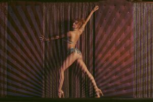 Thumbnail voor Valerie danst bij Crazy Horse Paris-cabaret én zat in 'Emily in Paris': 'We worden gekleed door licht'