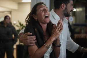 Thumbnail voor 'Zijn moed heeft tragedie voorkomen': dit is wat we weten over de steekpartij aan boord van vlucht Dubai naar Israël