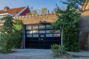 Thumbnail voor Achter deze garagedeuren vind je geen opslag, maar een luxe woning met een bijzondere stijl
