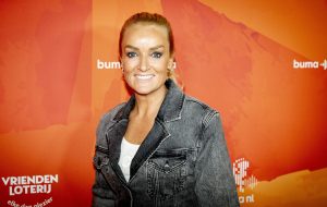 Thumbnail voor Samantha Steenwijk doet een dutje op een wel heel oncomfortabele plek: 'Je moet alles een keer geprobeerd hebben'