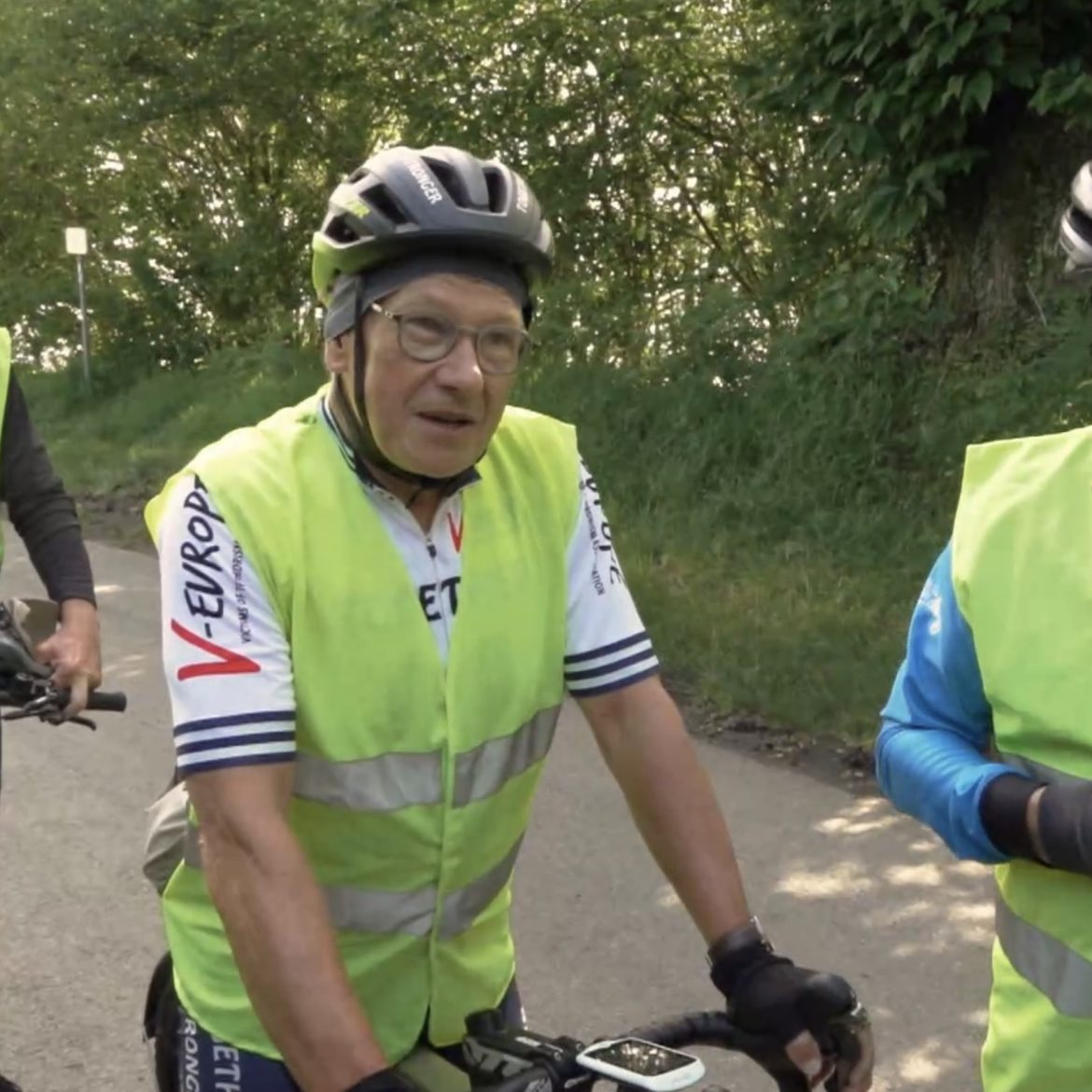 Arnout Hauben ontmoet de vader van Ann-Laure, die stierf tijdens een aanslag in New York in Dwars door de Pyreneeën