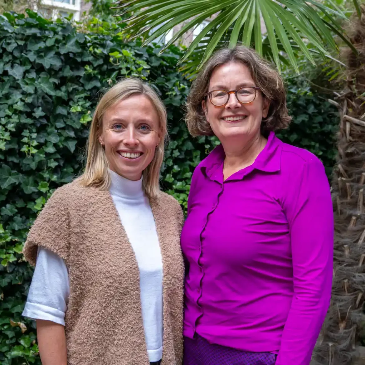 'Mijn baby spuugt veel. Heeft hij dan reflux en medicatie nodig?' Kinderartsen Karola & Ineke geven antwoord