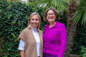 Thumbnail voor 'Mijn baby spuugt veel. Heeft hij dan reflux en medicatie nodig?' Kinderartsen Karola & Ineke geven antwoord