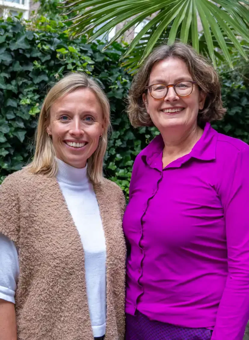 'Mijn baby spuugt veel. Heeft hij dan reflux en medicatie nodig?' Kinderartsen Karola & Ineke geven antwoord
