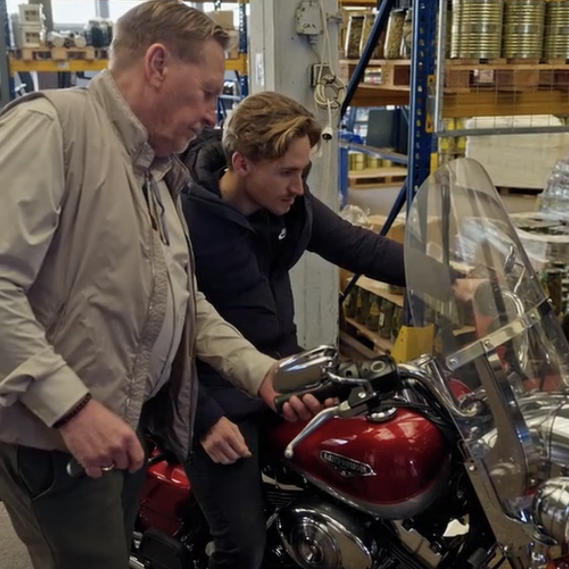 Camiel en Oos Kesbeke bekijken Oos' nieuwe motor
