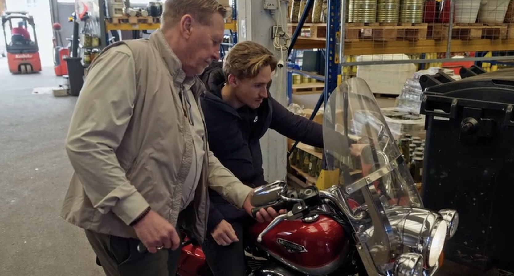 Camiel en Oos Kesbeke bekijken Oos' nieuwe motor