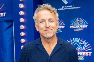 Thumbnail voor Gordon (58) staat 35 kilo lichter op de cover van 'Men's Health': 'Ik ben echt trots'